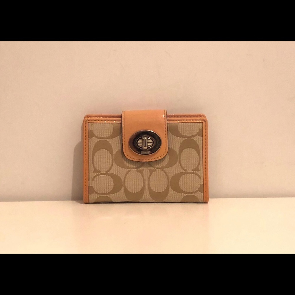 Coach Turnlock Signature Medium Wallet NWT